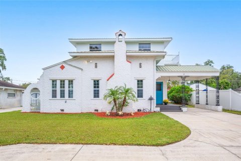 House in Lakeland, Florida 5 bedrooms, 221.39 sq.m. № 1426940 - photo 1