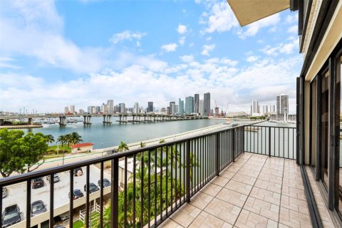 Condo in Miami, Florida, 3 bedrooms  № 1232981 - photo 2