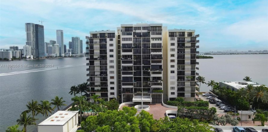 Condo à Miami, Floride, 3 chambres  № 1232981