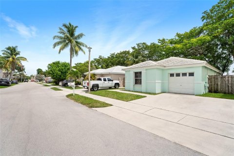 House in Margate, Florida 3 bedrooms, 111.02 sq.m. № 1269310 - photo 3