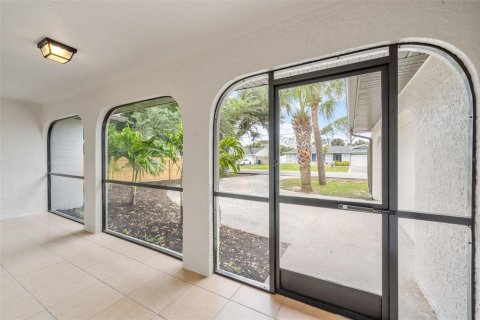 Villa ou maison à vendre à Punta Gorda, Floride: 5 chambres, 224.64 m2 № 1123945 - photo 3