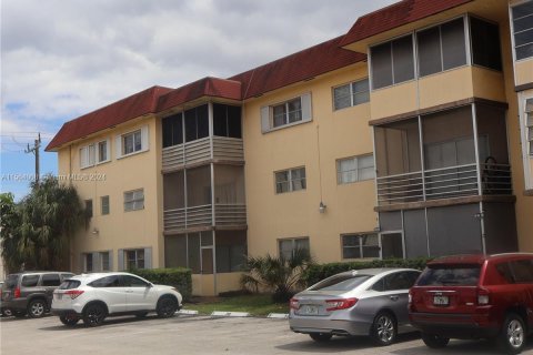 Condominio en venta en Lauderhill, Florida, 2 dormitorios, 79.9 m2 № 1101510 - foto 12
