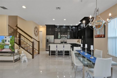 Villa ou maison à vendre à Pembroke Pines, Floride: 4 chambres, 271.37 m2 № 1311194 - photo 10