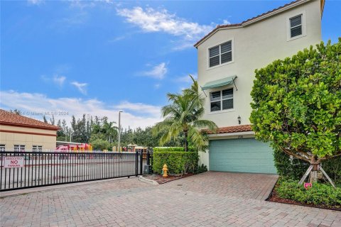 Casa en venta en Pembroke Pines, Florida, 4 dormitorios, 271.37 m2 № 1311194 - foto 4