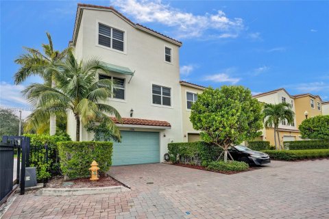 Casa en venta en Pembroke Pines, Florida, 4 dormitorios, 271.37 m2 № 1311194 - foto 3