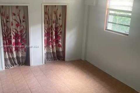 House in Miami, Florida 3 bedrooms, 103.96 sq.m. № 1311192 - photo 16