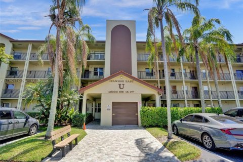 Copropriété à vendre à Pembroke Pines, Floride: 2 chambres, 97.73 m2 № 1311151 - photo 1