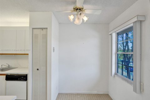 Copropriété à vendre à Pembroke Pines, Floride: 2 chambres, 97.73 m2 № 1311151 - photo 15