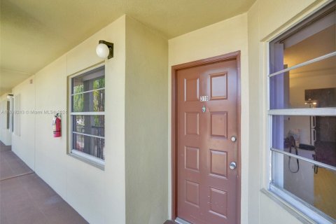 Copropriété à vendre à Pembroke Pines, Floride: 2 chambres, 97.73 m2 № 1311151 - photo 2