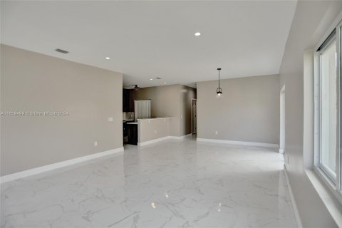 House in Miami, Florida 3 bedrooms, 109.25 sq.m. № 1364227 - photo 4