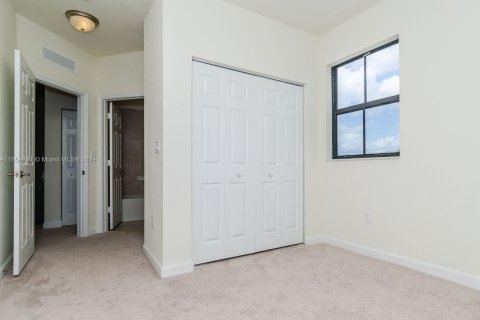 Condo in Doral, Florida, 2 bedrooms  № 1367117 - photo 15