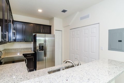 Condo in Doral, Florida, 2 bedrooms  № 1367117 - photo 11