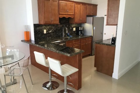 Condo in Miami Beach, Florida, 1 bedroom  № 13746 - photo 18