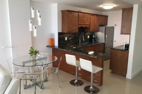 Condominio en alquiler en Miami Beach, Florida, 1 dormitorio, 78.97 m2 № 13746 - foto 17