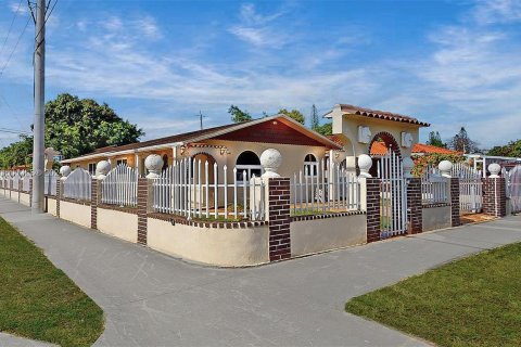 Casa en venta en Hialeah, Florida, 3 dormitorios, 139.91 m2 № 1397393 - foto 1