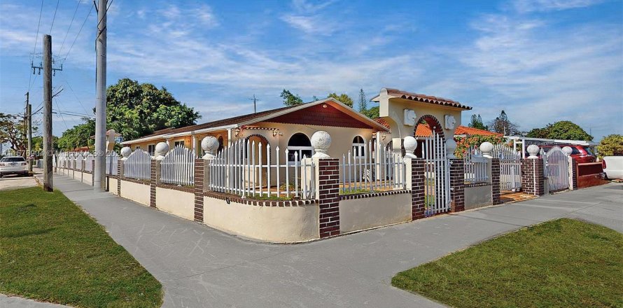 Casa en Hialeah, Florida 3 dormitorios, 139.91 m2 № 1397393