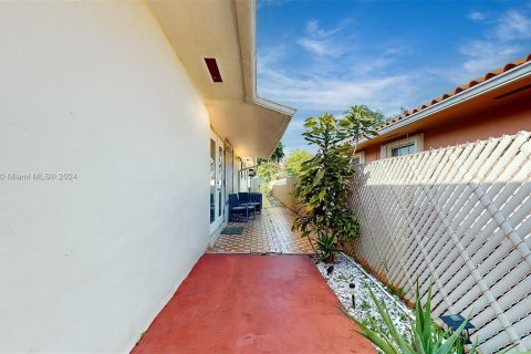 Casa en venta en Hialeah, Florida, 3 dormitorios, 139.91 m2 № 1397393 - foto 26