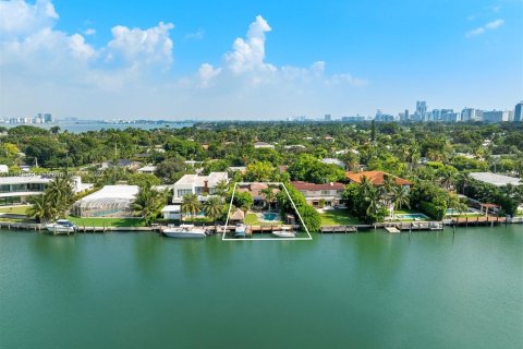 Villa ou maison à vendre à Miami Beach, Floride: 4 chambres, 270.72 m2 № 1329895 - photo 1