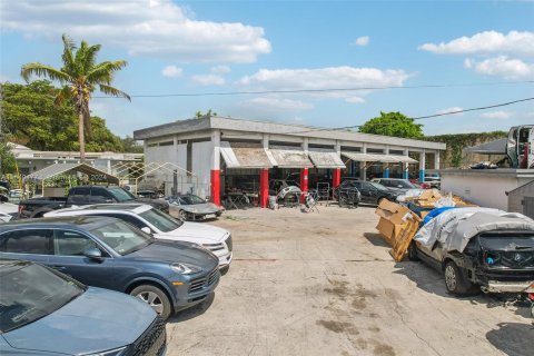 Commercial property in North Miami Beach, Florida № 1315941 - photo 12