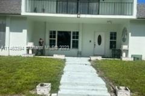 House in Miramar, Florida 4 bedrooms, 363.43 sq.m. № 752005 - photo 1