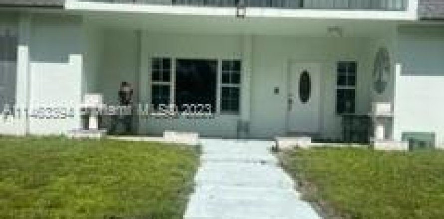 House in Miramar, Florida 4 bedrooms, 363.43 sq.m. № 752005