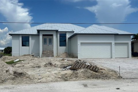 House in Punta Gorda, Florida 3 bedrooms, 181.07 sq.m. № 1320057 - photo 1