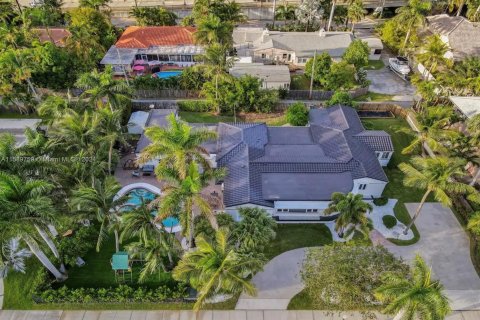 House in Hollywood, Florida 7 bedrooms № 1178830 - photo 1