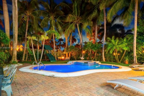 House in Hollywood, Florida 7 bedrooms № 1178830 - photo 4