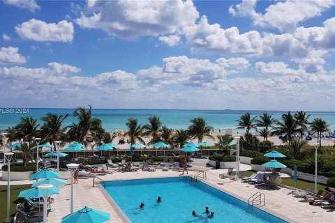 Condo in Miami Beach, Florida, 2 bedrooms  № 22063 - photo 18