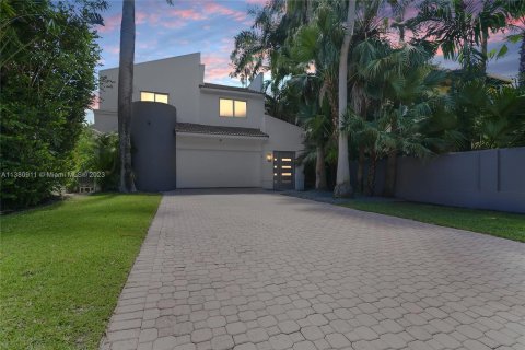 Casa en venta en Golden Beach, Florida, 4 dormitorios, 209.59 m2 № 496946 - foto 1