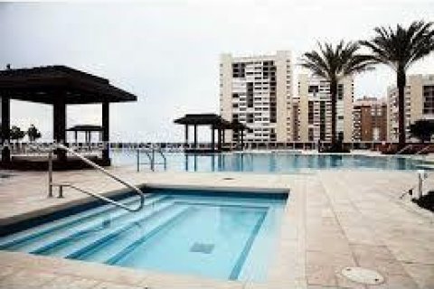 Condominio en alquiler en Hallandale Beach, Florida, 3 dormitorios, 191.84 m2 № 330515 - foto 27