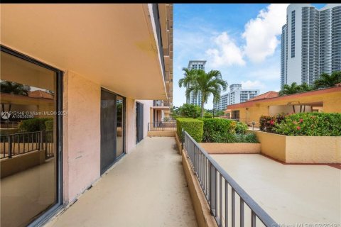 Condo in Sunny Isles Beach, Florida, 2 bedrooms  № 948606 - photo 3