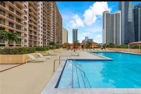 Condo in Sunny Isles Beach, Florida, 2 bedrooms  № 948606 - photo 10