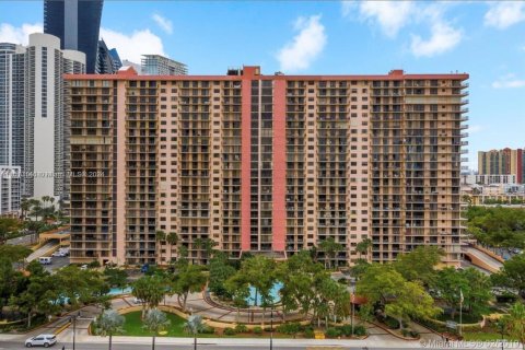 Condo in Sunny Isles Beach, Florida, 2 bedrooms  № 948606 - photo 1