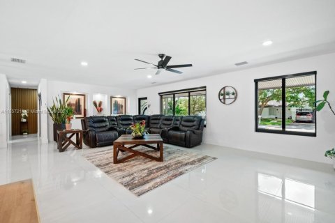 Casa en venta en Cutler Bay, Florida, 3 dormitorios, 183.76 m2 № 1367525 - foto 10