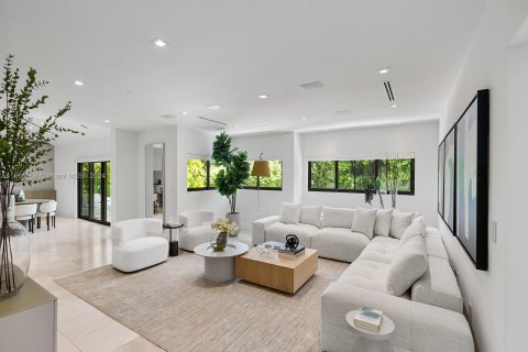 House in Coral Gables, Florida 5 bedrooms, 414.72 sq.m. № 1367566 - photo 9