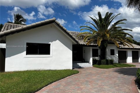 House in Miami, Florida 3 bedrooms, 225.2 sq.m. № 1368855 - photo 2