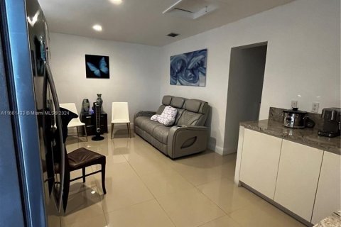 Casa en venta en Miami, Florida, 3 dormitorios, 225.2 m2 № 1368855 - foto 22