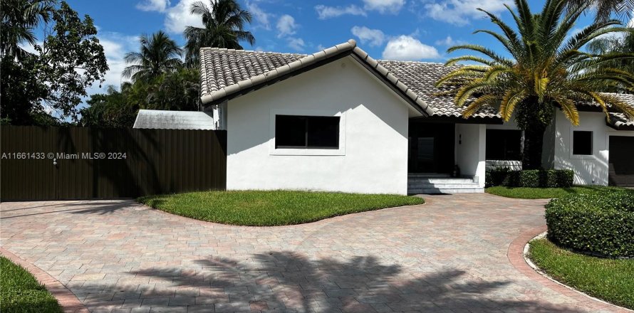 House in Miami, Florida 3 bedrooms, 225.2 sq.m. № 1368855