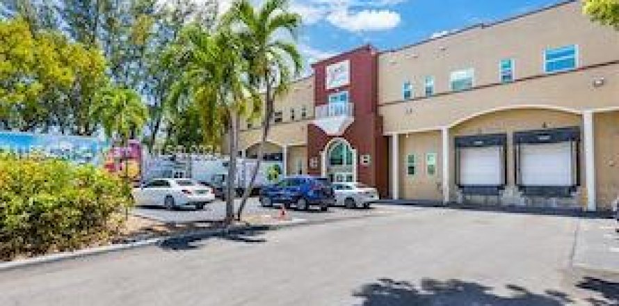 Commercial property in Doral, Florida № 1099620