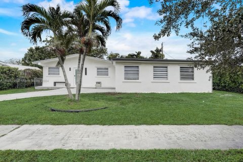 Villa ou maison à vendre à Cutler Bay, Floride: 3 chambres, 118.54 m2 № 1117623 - photo 1