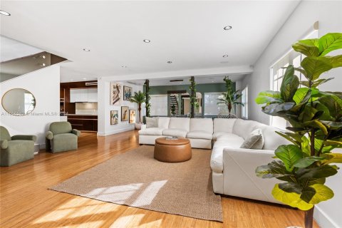 Casa en venta en Miami, Florida, 4 dormitorios, 288.74 m2 № 1364102 - foto 2