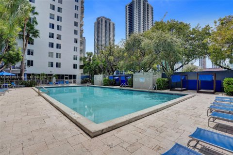 Condo in Miami, Florida, 2 bedrooms  № 1365840 - photo 12