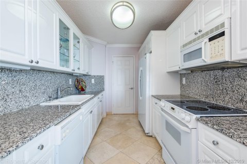 Apartment in Sunny Isles Beach, Florida 3 bedrooms, 160.72 sq.m. № 14061 - photo 29