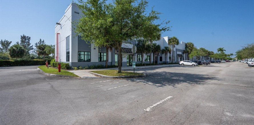 Commercial property in Royal Palm Beach, Florida № 367256