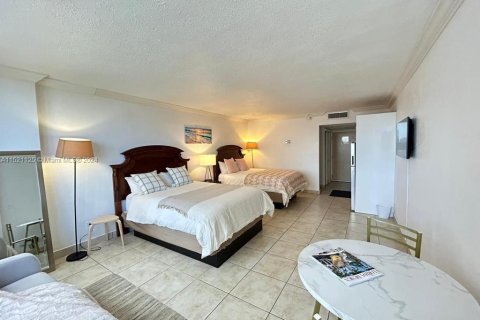 Condominio en venta en Sunny Isles Beach, Florida, 33.44 m2 № 970005 - foto 2