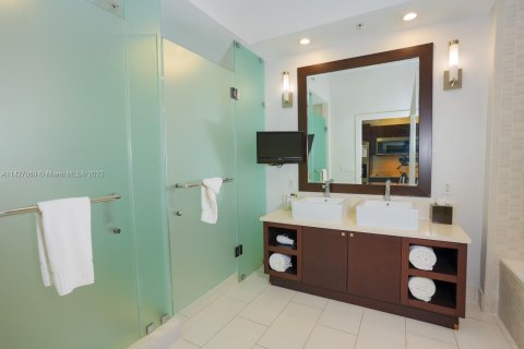 Condo in Doral, Florida, 1 bedroom  № 640122 - photo 21