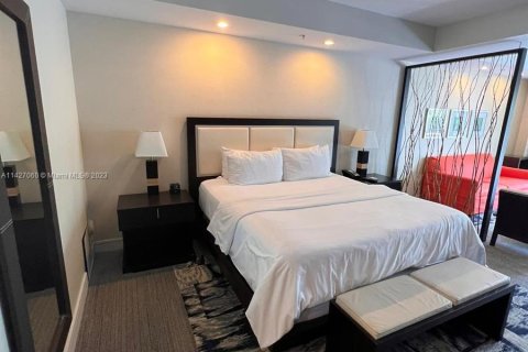 Condo in Doral, Florida, 1 bedroom  № 640122 - photo 2