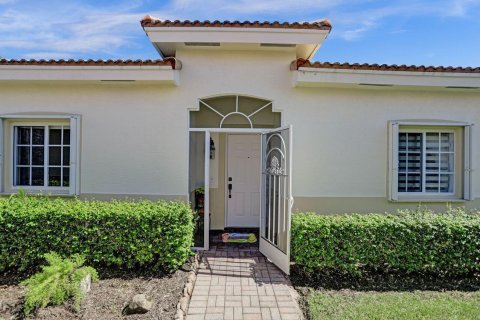 House in West Palm Beach, Florida 2 bedrooms, 122.07 sq.m. № 876438 - photo 1