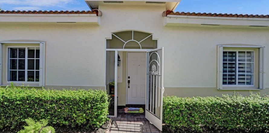 House in West Palm Beach, Florida 2 bedrooms, 122.07 sq.m. № 876438